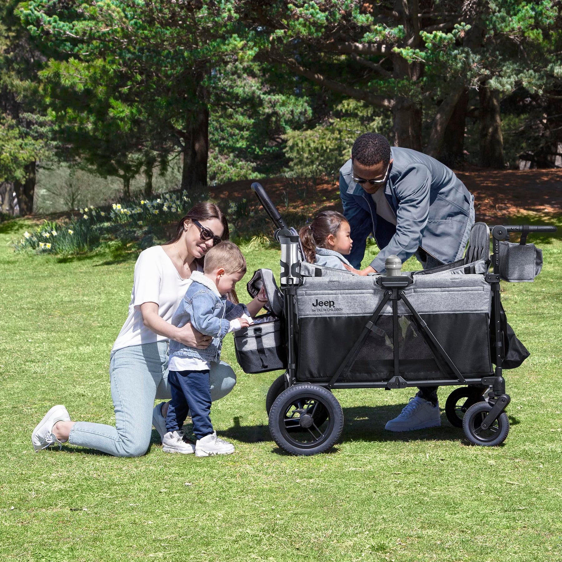 Jeep Wrangler Deluxe 4 Seater Stroller Wagon by Delta Children - Product image 7