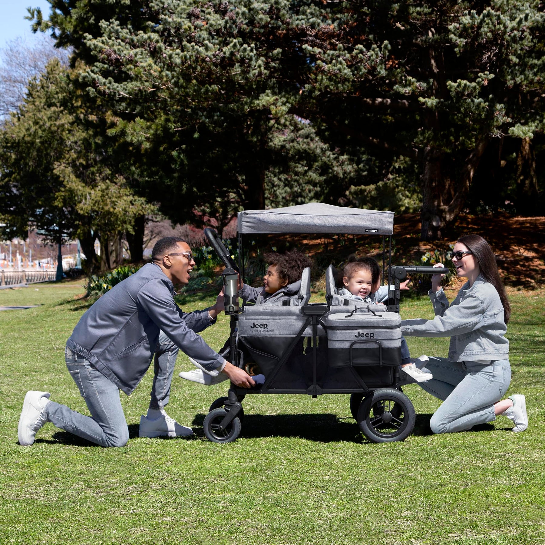 Jeep Wrangler Deluxe 4 Seater Stroller Wagon by Delta Children - Product image 9